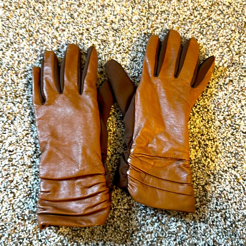 EUC Genuine leather tan gloves